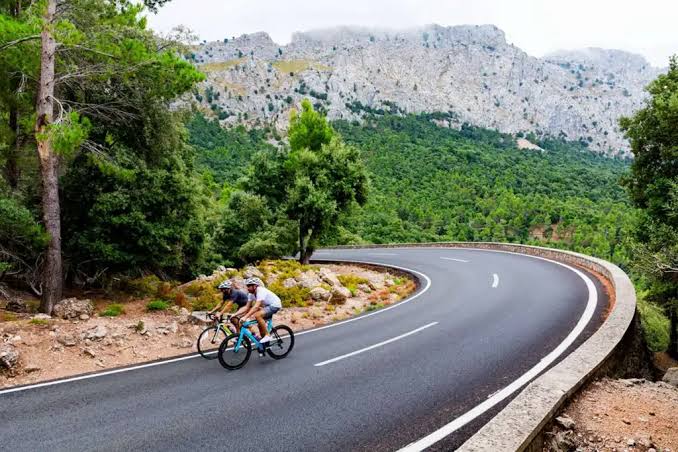 Ciclismo en la Serra de Tramuntana, Mallorca. Fuente: MaksyBoats